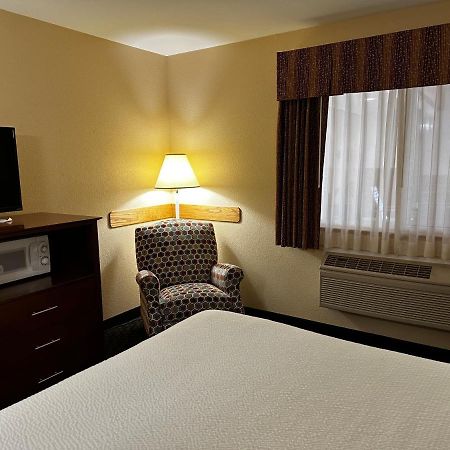 Days Inn By Wyndham Imlay City Екстериор снимка