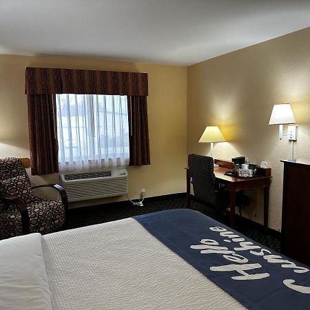 Days Inn By Wyndham Imlay City Екстериор снимка