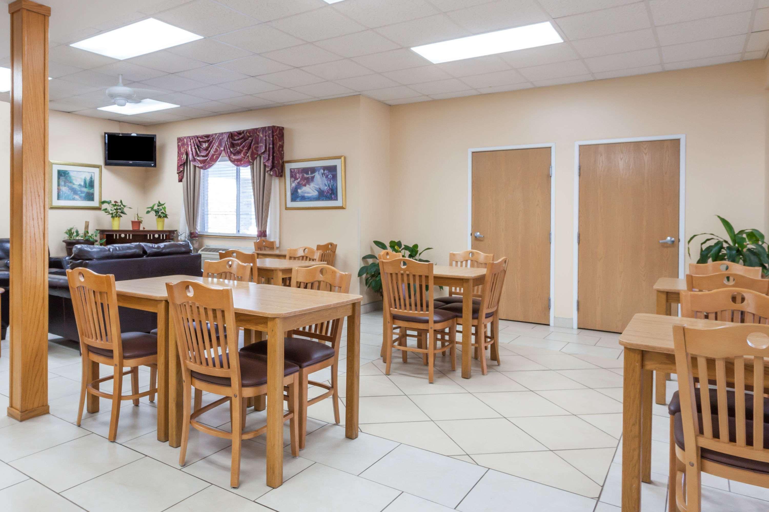 Days Inn By Wyndham Imlay City Екстериор снимка