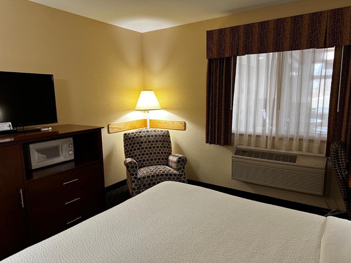 Days Inn By Wyndham Imlay City Екстериор снимка