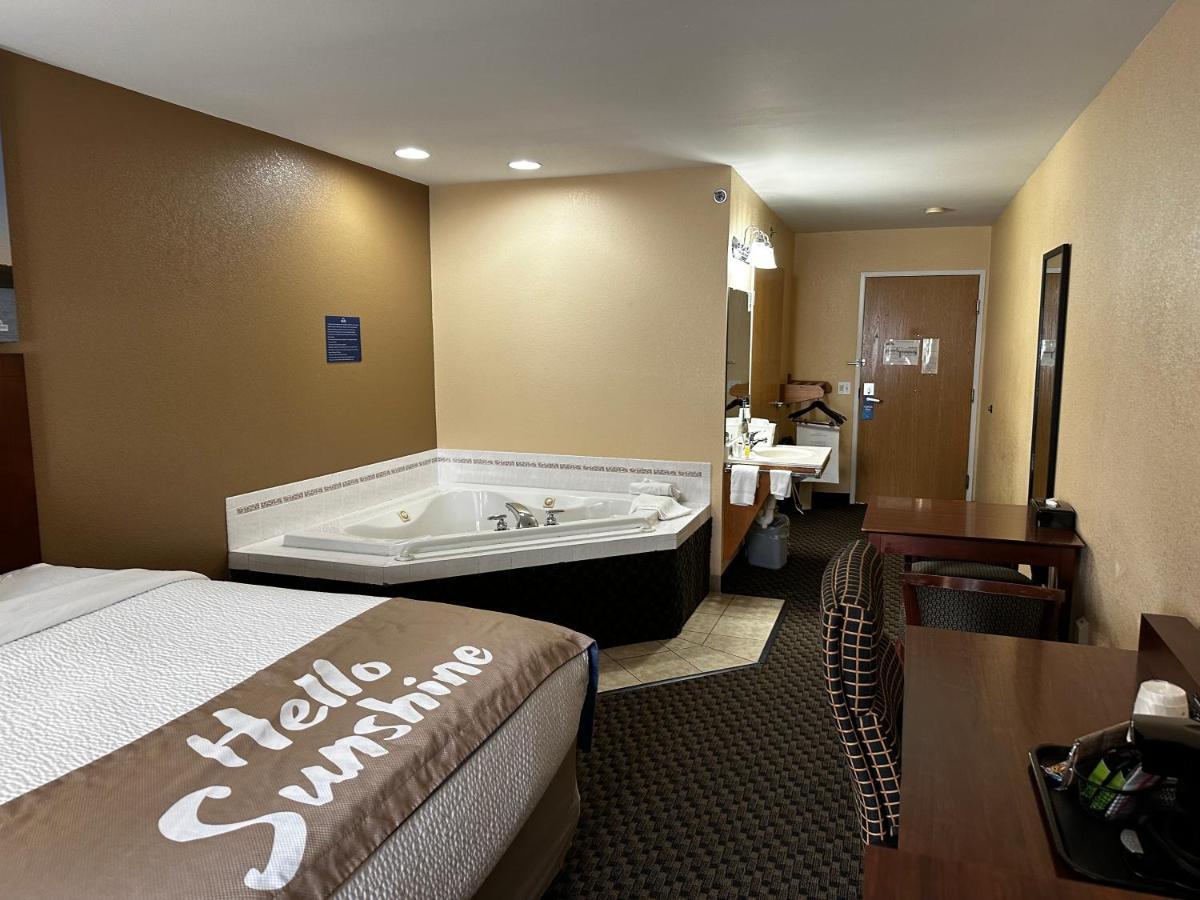 Days Inn By Wyndham Imlay City Екстериор снимка