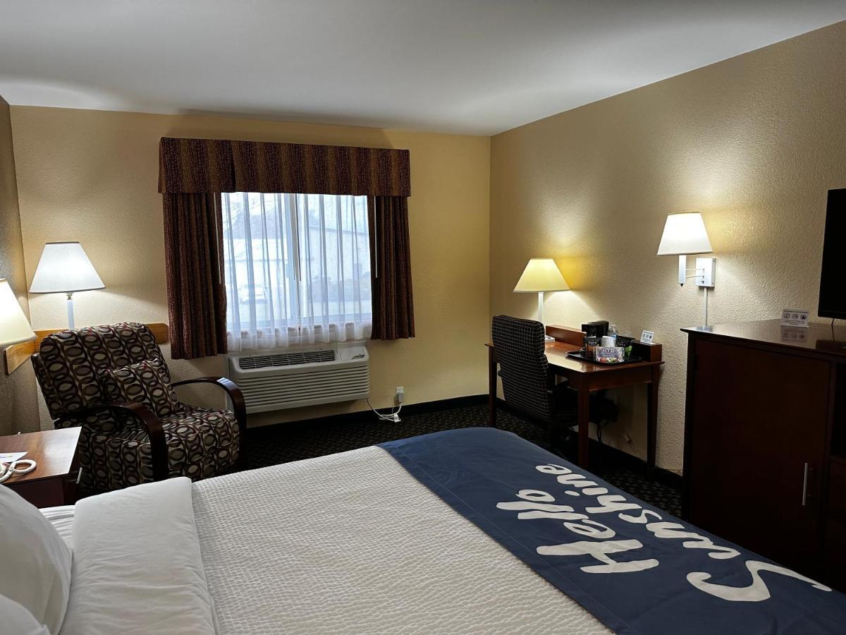 Days Inn By Wyndham Imlay City Екстериор снимка