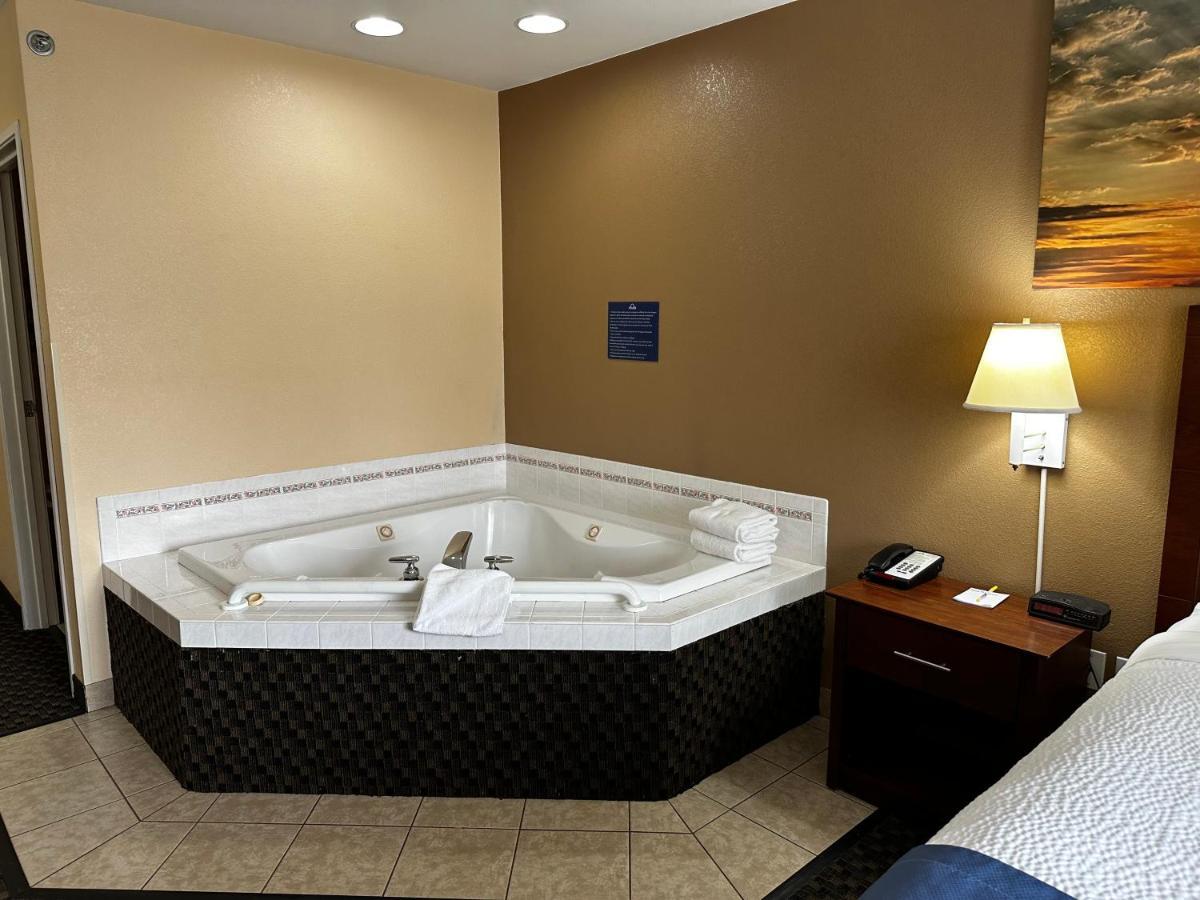 Days Inn By Wyndham Imlay City Екстериор снимка