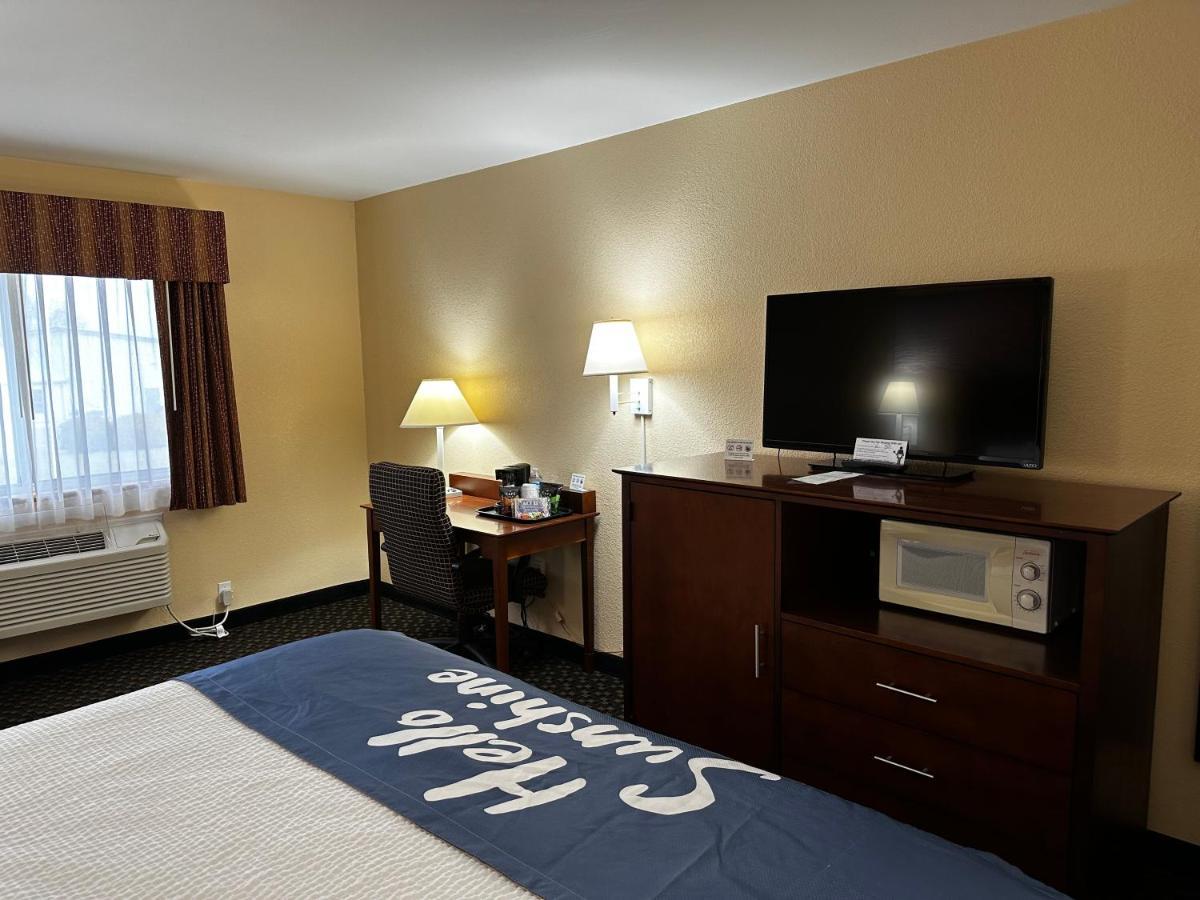 Days Inn By Wyndham Imlay City Екстериор снимка