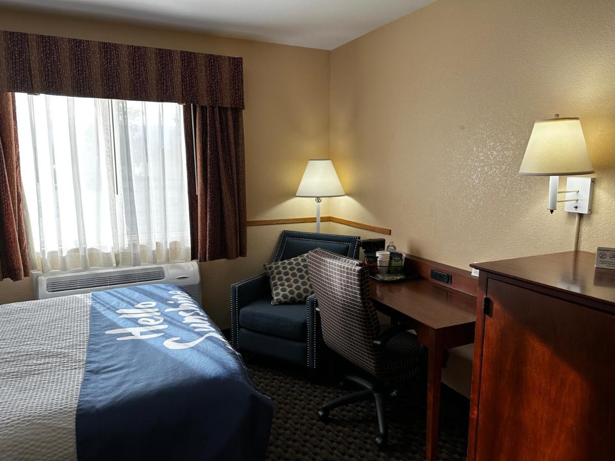 Days Inn By Wyndham Imlay City Екстериор снимка