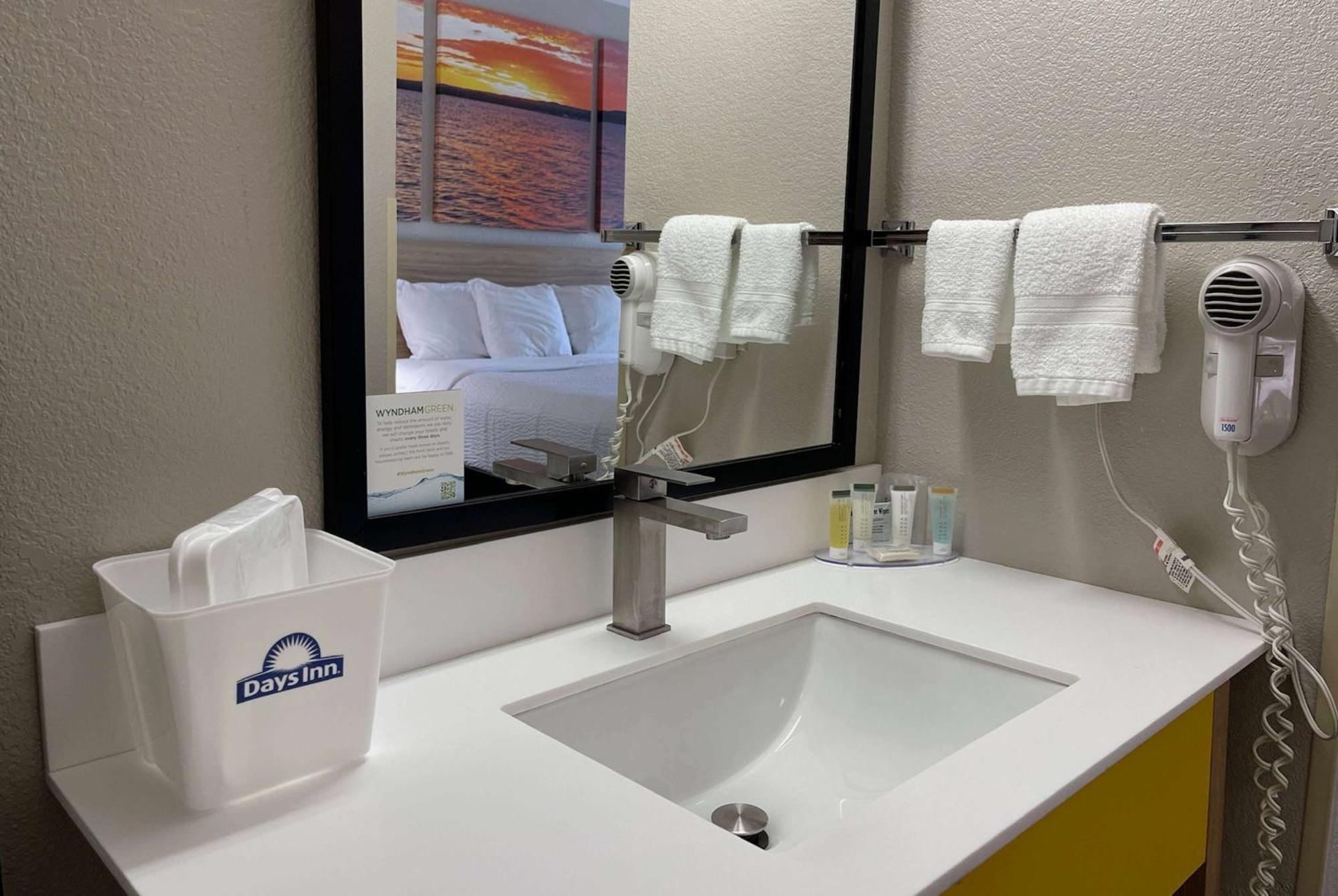 Days Inn By Wyndham Imlay City Екстериор снимка